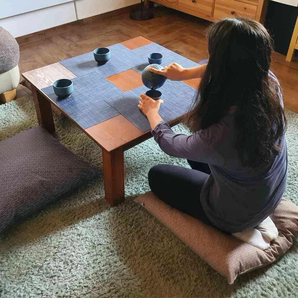 Kép 4/6 - Hatalmas, japán ülőpárna (zabuton), aranybarna hullámmintával (55 cm x 55 cm)