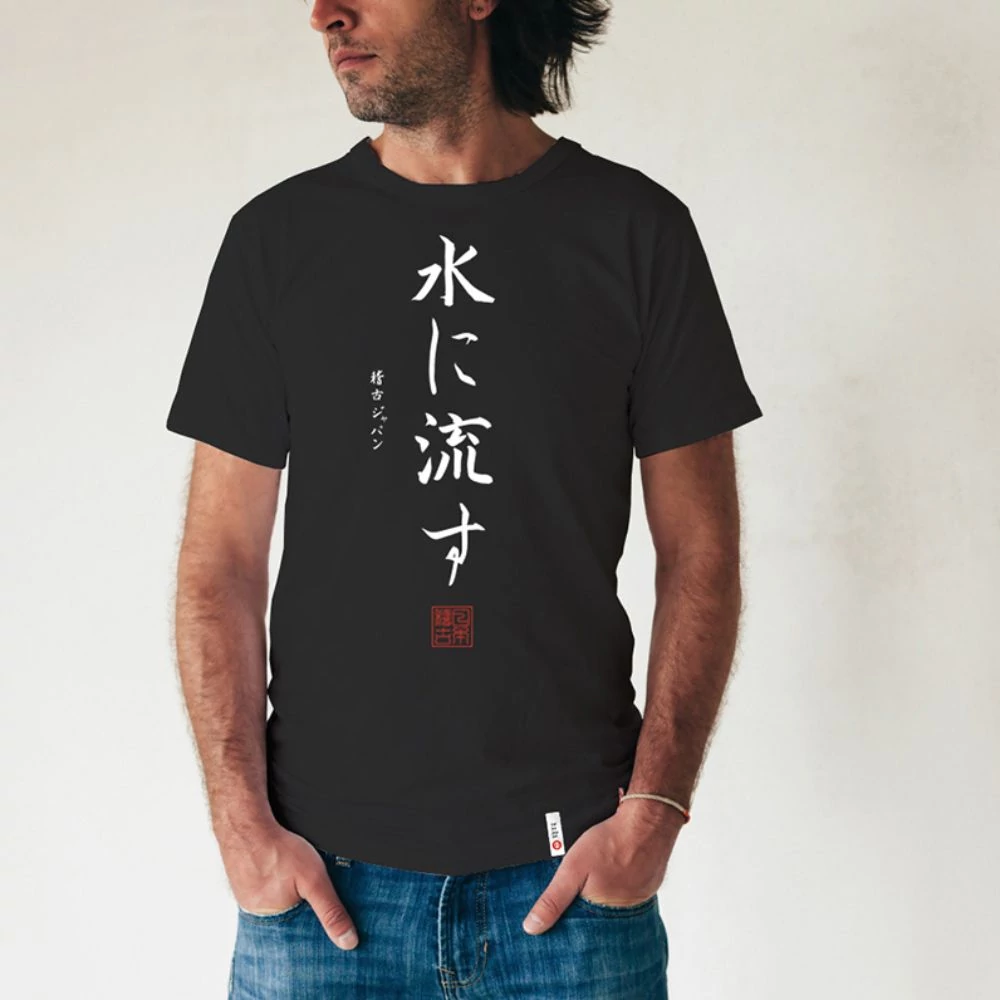 Kép 1/5 - „A víz folyik tovább" férfi kereknyakú póló, japán írásjegyekkel