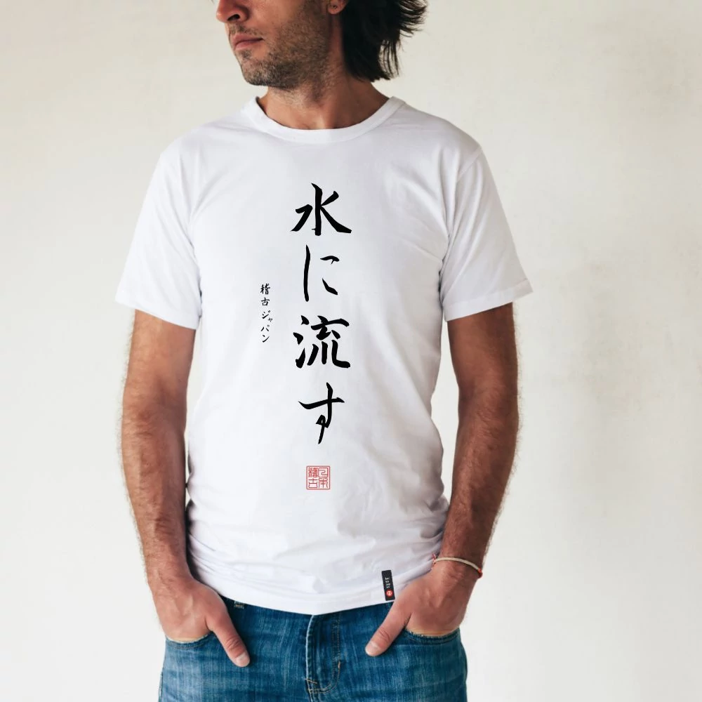 Kép 1/5 - „A víz folyik tovább" - Japán feliratos férfi póló (Kereknyakú)