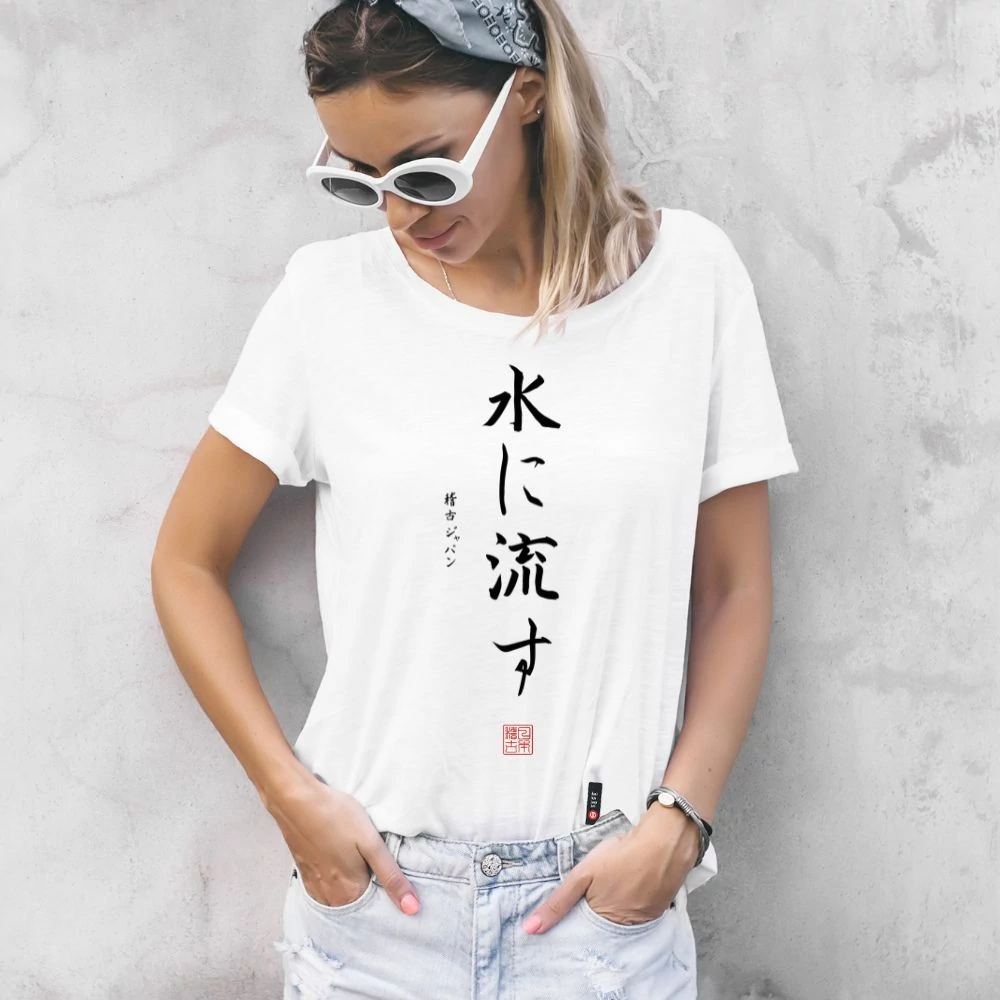 Kép 1/5 - „A víz folyik tovább" női kereknyakú póló, japán írásjegyekkel