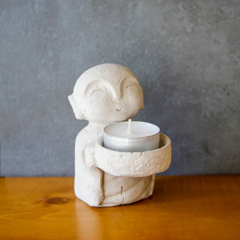 Kép 6/12 - Zen szerzetes mécsestartó szobor, asztali/kerti dísz