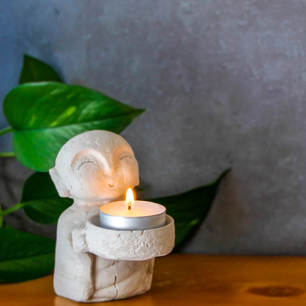 Kép 1/12 - Zen szerzetes mécsestartó szobor, asztali/kerti dísz