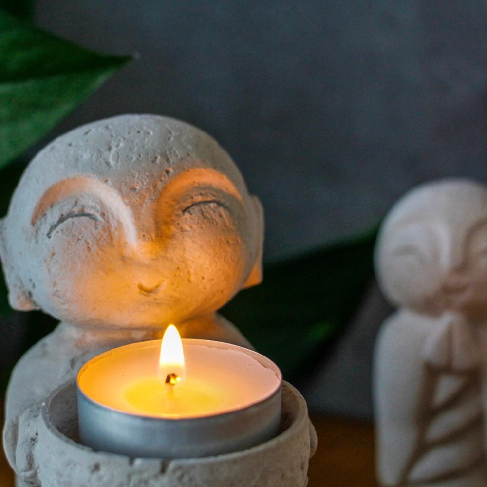 Kép 3/12 - Zen szerzetes mécsestartó szobor égő mécsessel