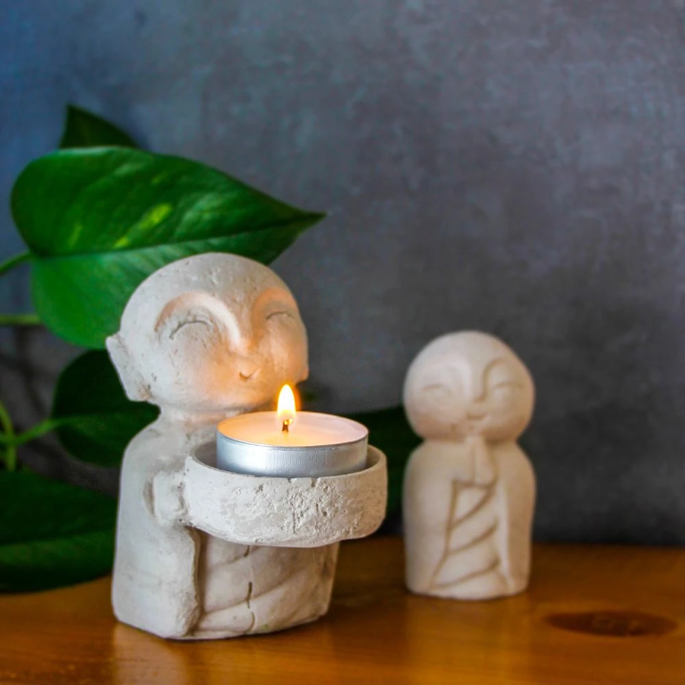 Kép 4/12 - Zen szerzetes mécsestartó szobor égő mécsessel és egy másik kis figurával