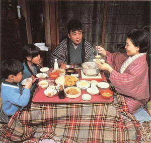 Egy Japán család,akik éppen egy Kotatsu körül ebédelnek.