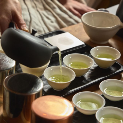 A japán teaszertartás keretein belül, a házigazda kitölti a vendégei számára a kész teát.